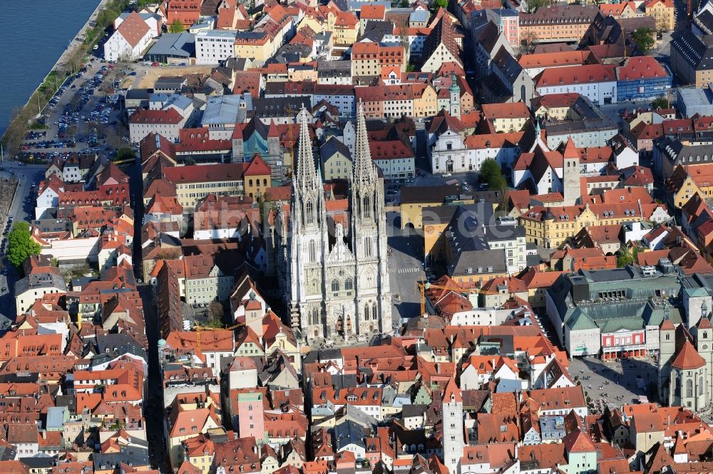 Regensburg aus der Vogelperspektive: Regensburger Dom in Regensburg im Bundesland Bayern