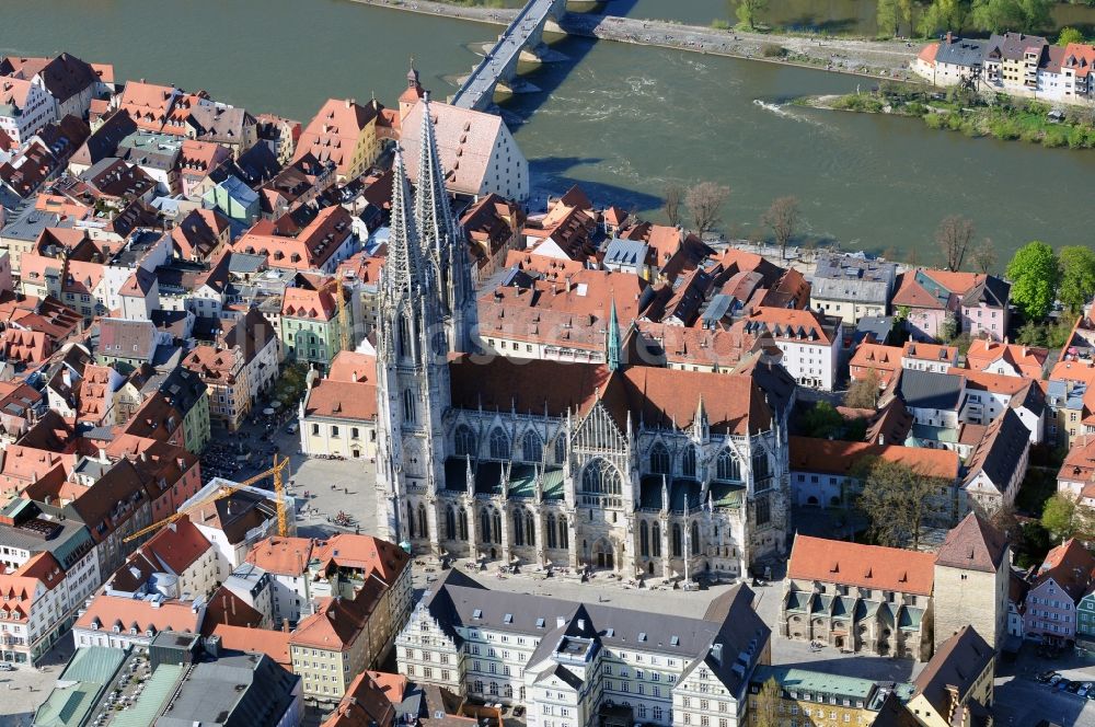 Luftaufnahme Regensburg - Regensburger Dom in Regensburg im Bundesland Bayern