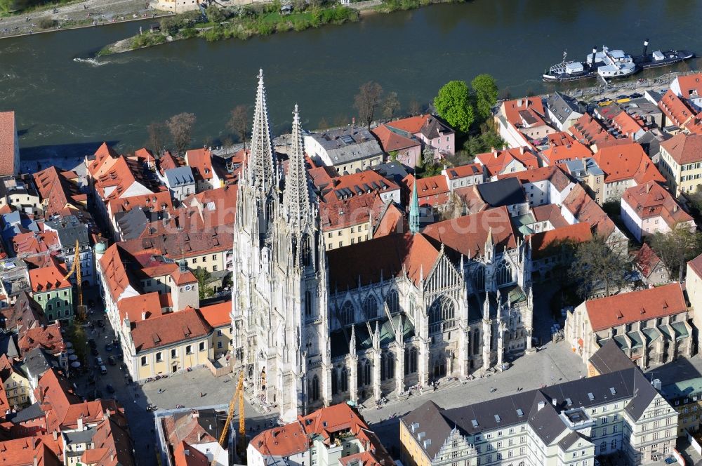 Regensburg von oben - Regensburger Dom in Regensburg im Bundesland Bayern