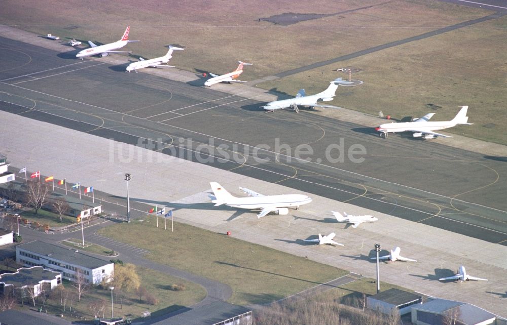 Berlin aus der Vogelperspektive: Regierungs- und VIP- Passagierflugzeuge auf der Parkposition - Abstellfläche auf dem Flughafen im Ortsteil Tegel in Berlin, Deutschland