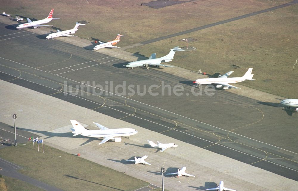 Luftbild Berlin - Regierungs- und VIP- Passagierflugzeuge auf der Parkposition - Abstellfläche auf dem Flughafen im Ortsteil Tegel in Berlin, Deutschland