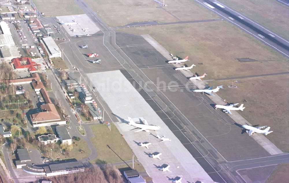 Berlin von oben - Regierungs- und VIP- Passagierflugzeuge auf der Parkposition - Abstellfläche auf dem Flughafen im Ortsteil Tegel in Berlin, Deutschland