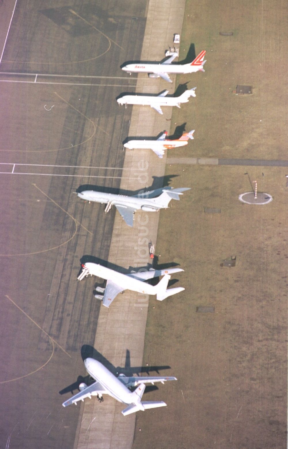 Berlin aus der Vogelperspektive: Regierungs- und VIP- Passagierflugzeuge auf der Parkposition - Abstellfläche auf dem Flughafen im Ortsteil Tegel in Berlin, Deutschland