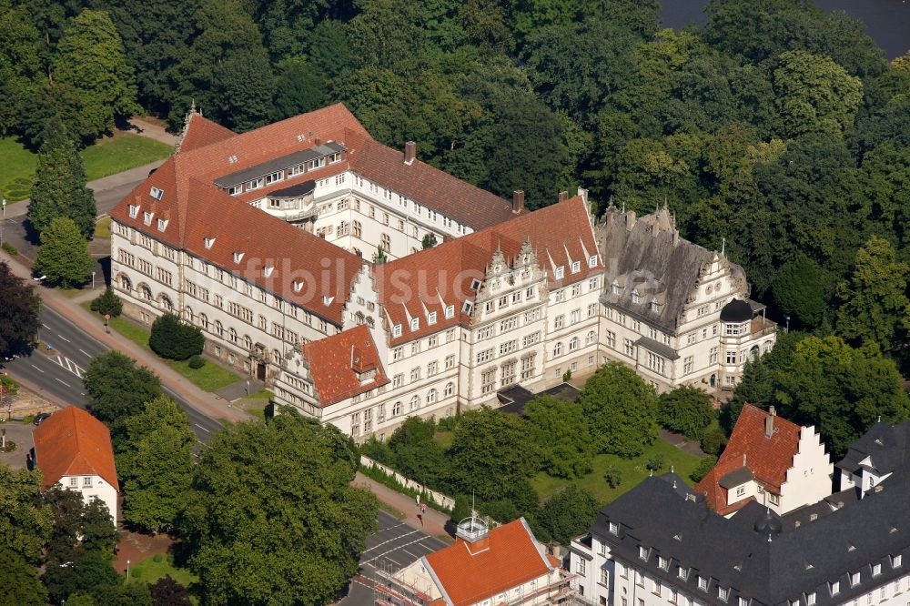 Minden von oben - Regierungsgebäude des Präsidiums des ehemaligen Regierungsbezirks an der Weserglacis in Minden, Nordrhein-Westfalen