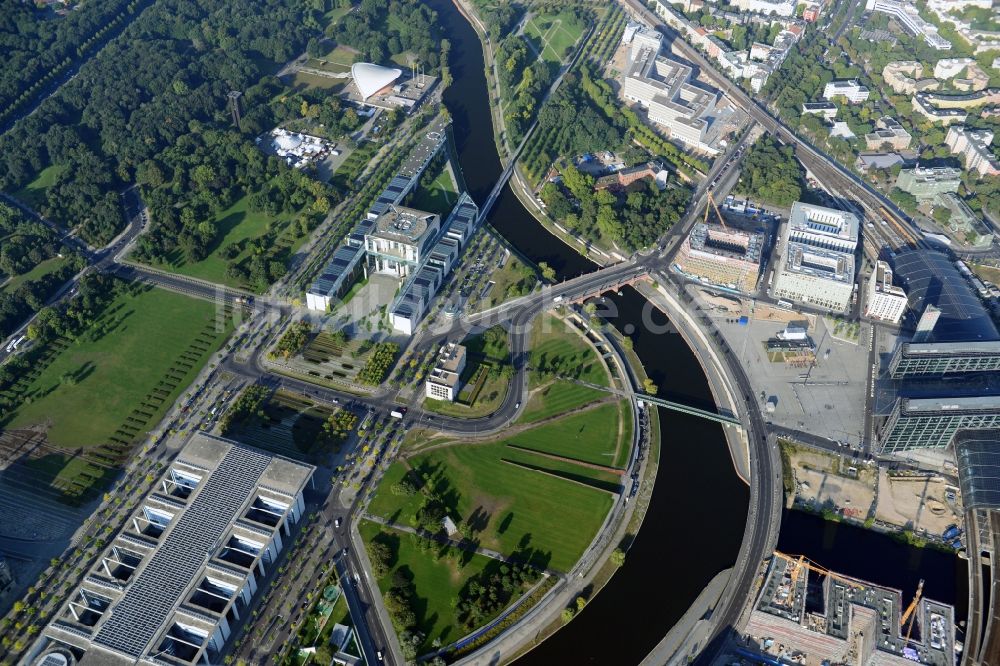 Luftbild Berlin Moabit - Regierungsviertel mit Bundeskanzleramt entlang des Spreebogens in Berlin Tiergarten