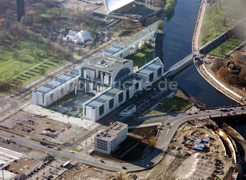 Berlin - Tiergarten aus der Vogelperspektive: Regierungsviertel, Bundeskanzleramt, Schweizer Botschaft