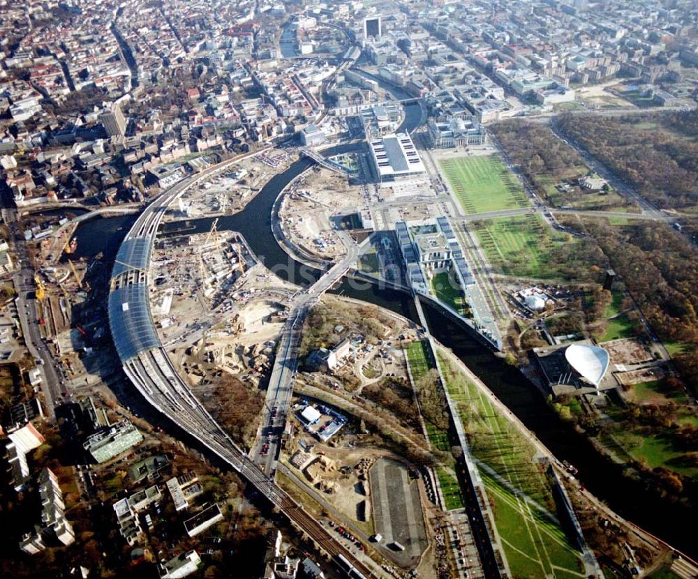 Berlin - Tiergarten von oben - Regierungsviertel, Bundeskanzleramt, Schweizer Botschaft, Reichstag, Lehrter Bahnhof