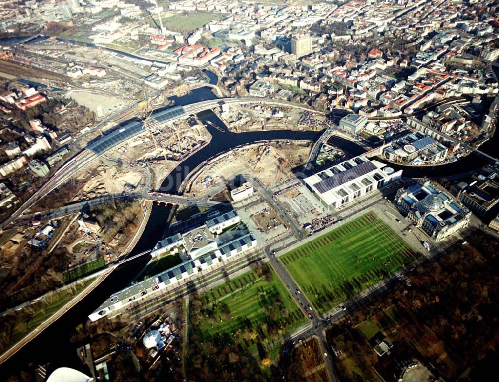 Luftbild Berlin - Tiergarten - Regierungsviertel, Bundeskanzleramt, Schweizer Botschaft, Reichstag, Lehrter Bahnhof