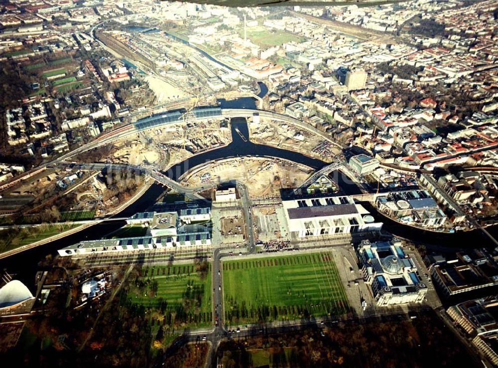 Luftaufnahme Berlin - Tiergarten - Regierungsviertel, Bundeskanzleramt, Schweizer Botschaft, Reichstag, Lehrter Bahnhof