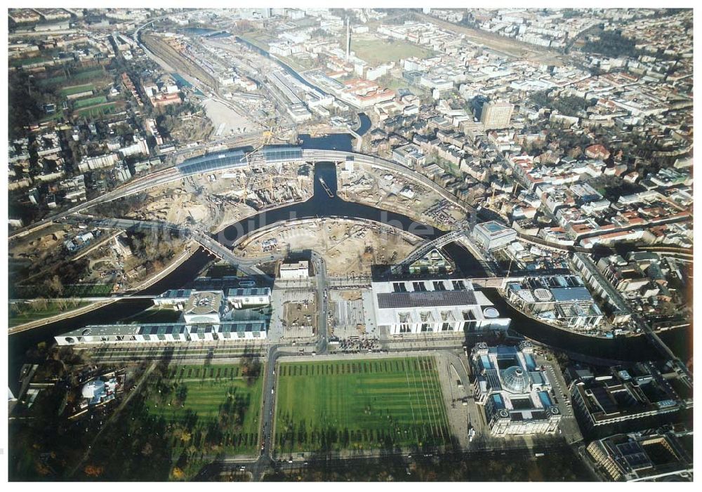 Berlin - Tiergarten von oben - Regierungsviertel, Bundeskanzleramt, Schweizer Botschaft, Reichstag, Lehrter Bahnhof 18.11.2002