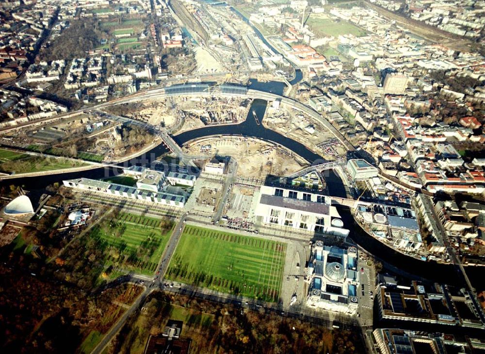 Berlin - Tiergarten aus der Vogelperspektive: Regierungsviertel, Bundeskanzleramt, Schweizer Botschaft, Reichstag, Lehrter Bahnhof