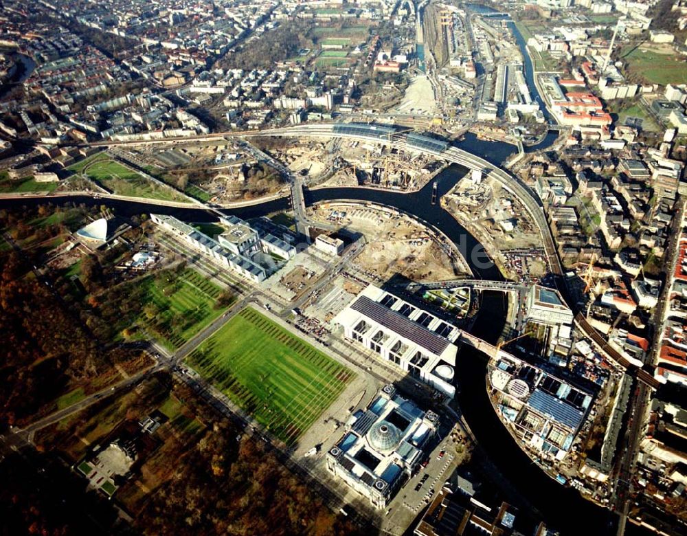 Luftaufnahme Berlin - Tiergarten - Regierungsviertel, Bundeskanzleramt, Schweizer Botschaft, Reichstag, Lehrter Bahnhof