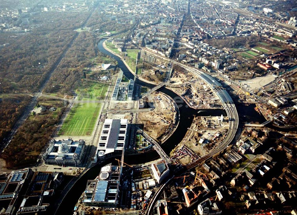 Berlin - Tiergarten aus der Vogelperspektive: Regierungsviertel, Bundeskanzleramt, Schweizer Botschaft, Reichstag, Lehrter Bahnhof