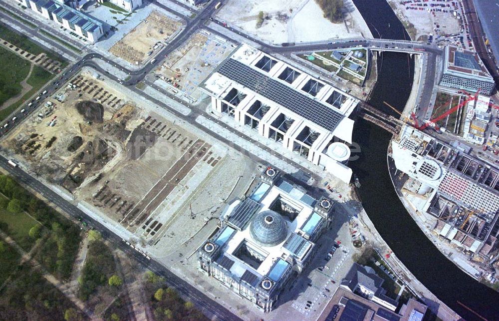 Berlin-Tiergarten / Spreebogen aus der Vogelperspektive: Regierungsviertel mit dem Reichstag und dem Baustellenbereich am Lehrter Bahnhof / Spreebogen in Berlin Tiergarten.