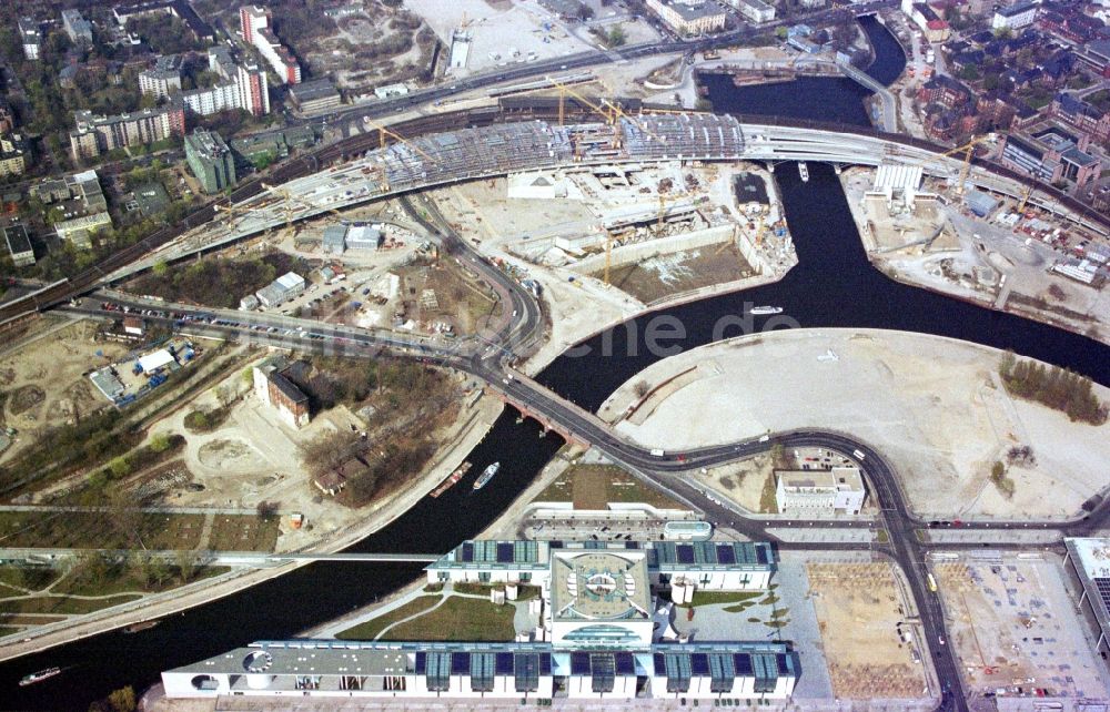 Berlin-Tiergarten / Spreebogen von oben - Regierungsviertel am Reichstag und dem Baustellenbereich am Lehrter Bahnhof / Spreebogen in Berlin Tiergarten