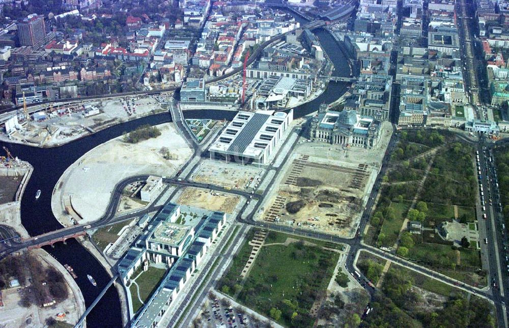 Berlin-Tiergarten / Spreebogen aus der Vogelperspektive: Regierungsviertel mit dem Reichstag und dem Baustellenbereich am Lehrter Bahnhof / Spreebogen in Berlin Tiergarten