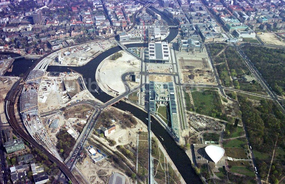 Luftbild Berlin-Tiergarten / Spreebogen - Regierungsviertel mit dem Reichstag und dem Baustellenbereich am Lehrter Bahnhof / Spreebogen in Berlin Tiergarten.