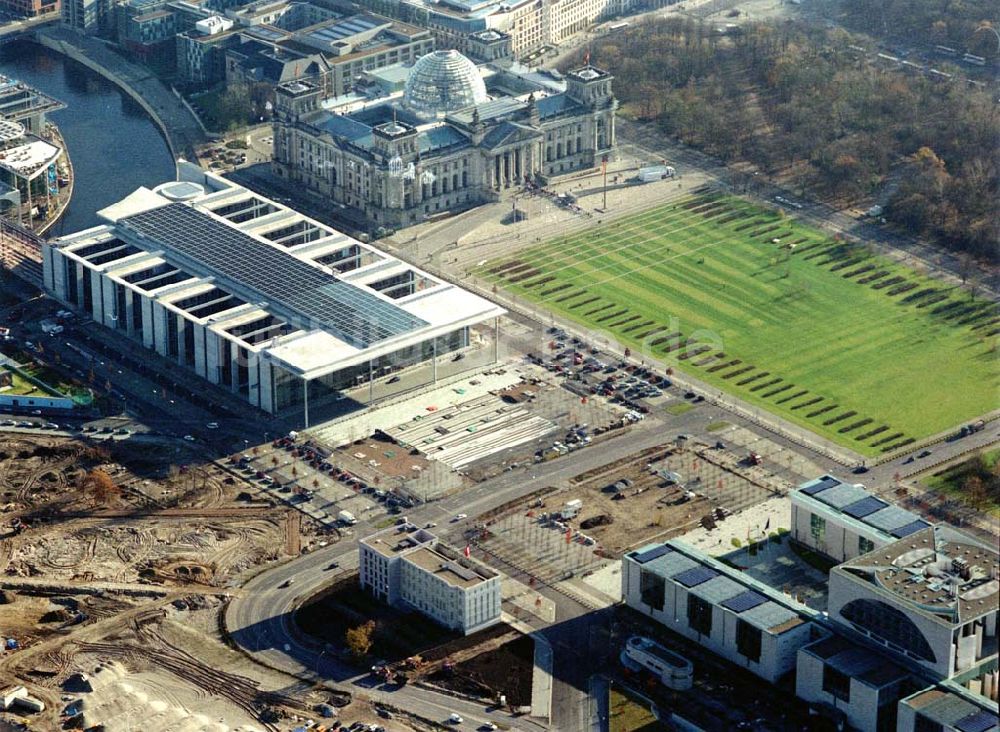 Berlin - Tiergarten aus der Vogelperspektive: Regierungsviertel, Reichstag, Bundeskanzleramt, Schweizer Botschaft