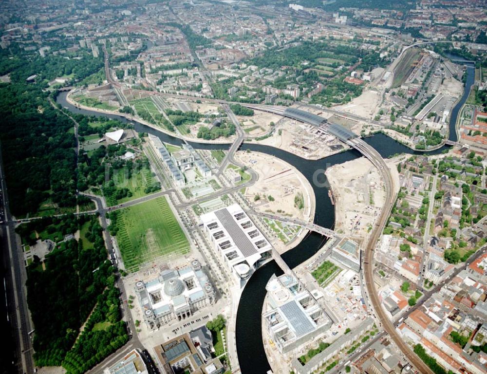 Berlin / Tiergarten aus der Vogelperspektive: Regierungsviertel am Spreebogen in Berlin - Tiergarten / Mitte mit dem Reichstag und Bundeskanzleramt und dem Büro- und Geschäftshaus Reinhardtstraße Nr