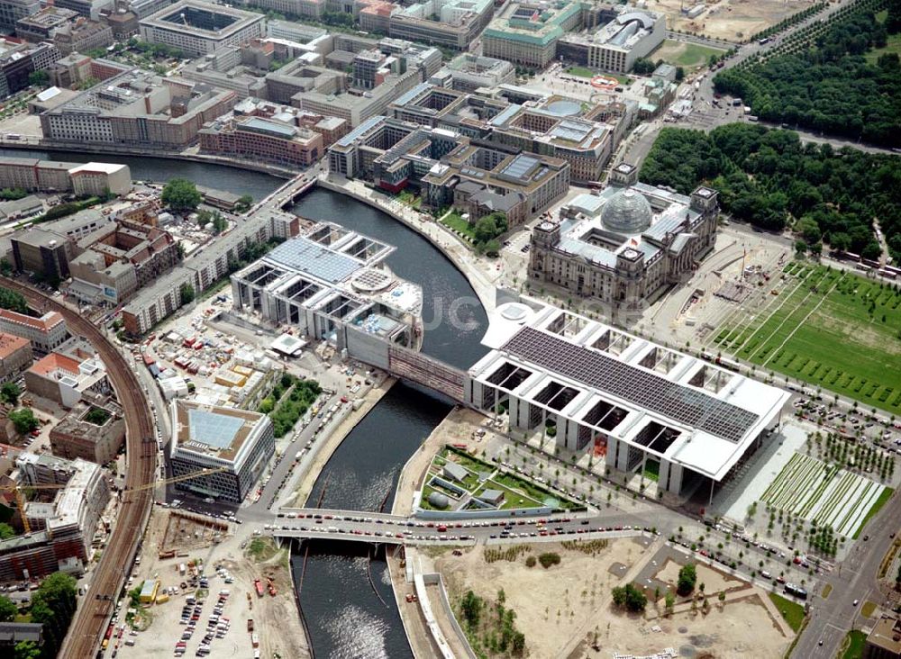 Luftaufnahme Berlin / Tiergarten - Regierungsviertel am Spreebogen in Berlin - Tiergarten / Mitte mit dem Reichstag und Bundeskanzleramt und dem Büro- und Geschäftshaus Reinhardtstraße Nr