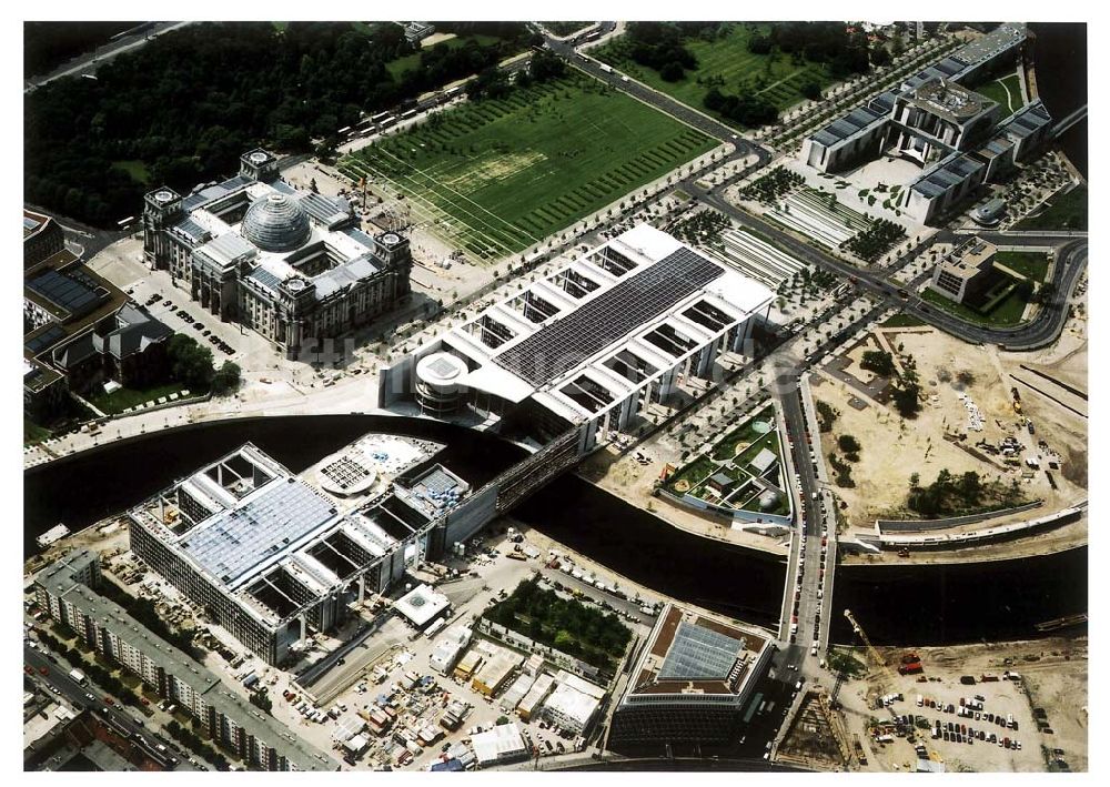 Berlin / Tiergarten aus der Vogelperspektive: Regierungsviertel am Spreebogen in Berlin - Tiergarten / Mitte mit dem Reichstag und Bundeskanzleramt und dem Büro- und Geschäftshaus Reinhardtstraße Nr