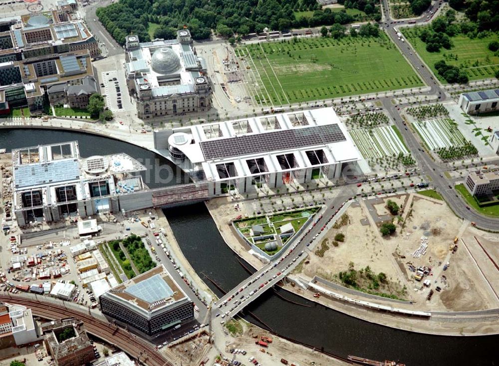 Luftbild Berlin / Tiergarten - Regierungsviertel am Spreebogen in Berlin - Tiergarten / Mitte mit dem Reichstag und Bundeskanzleramt und dem Büro- und Geschäftshaus Reinhardtstraße Nr