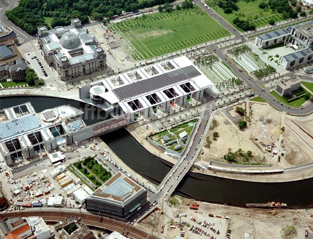 Luftaufnahme Berlin / Tiergarten - Regierungsviertel am Spreebogen in Berlin - Tiergarten / Mitte mit dem Reichstag und Bundeskanzleramt und dem Büro- und Geschäftshaus Reinhardtstraße Nr