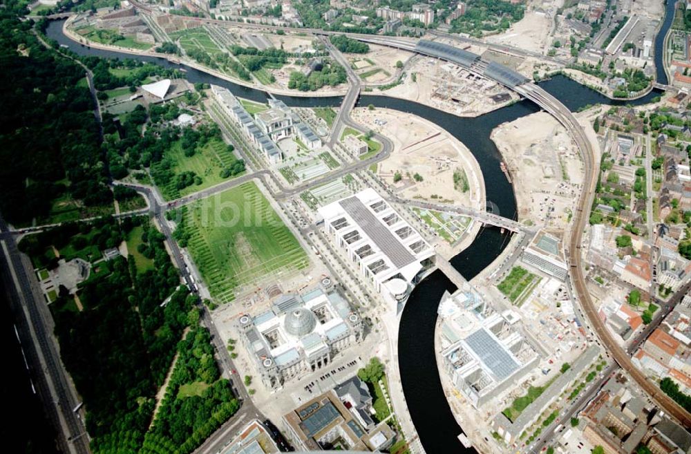 Berlin / Tiergarten von oben - Regierungsviertel am Spreebogen in Berlin - Tiergarten / Mitte mit dem Reichstag und Bundeskanzleramt und dem Büro- und Geschäftshaus Reinhardtstraße Nr