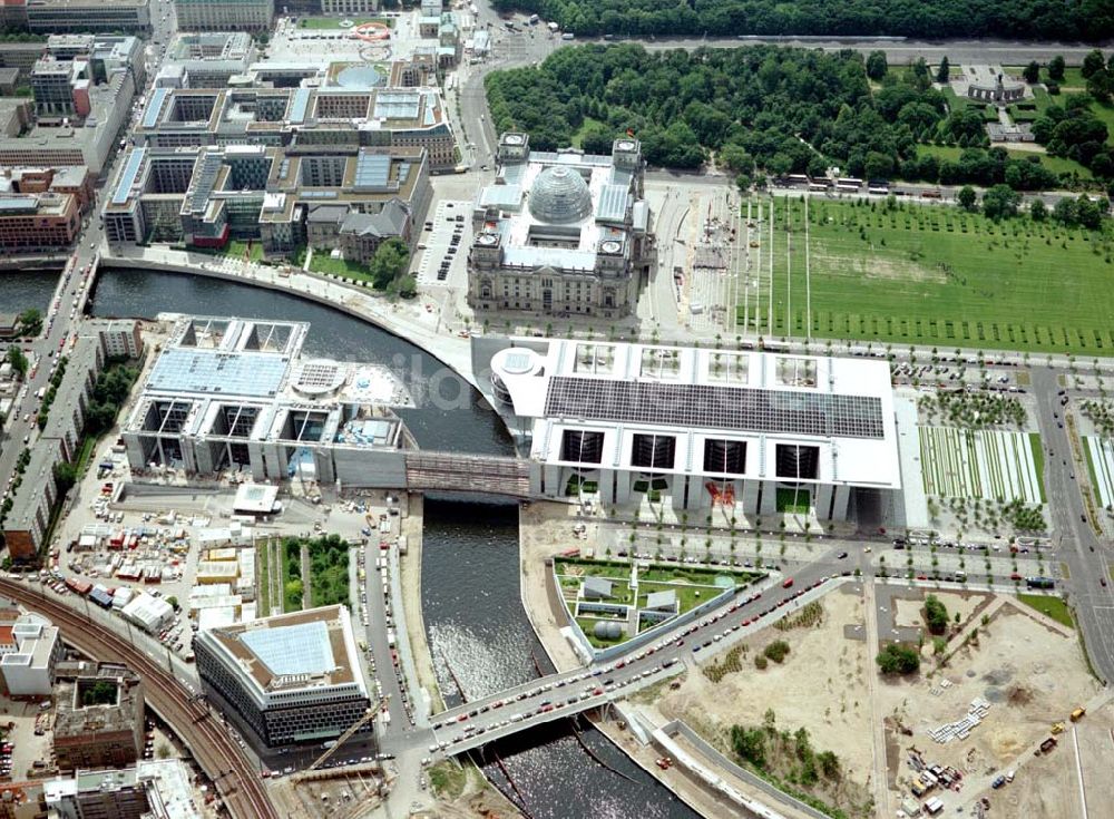 Berlin / Tiergarten aus der Vogelperspektive: Regierungsviertel am Spreebogen in Berlin - Tiergarten / Mitte mit dem Reichstag und Bundeskanzleramt und dem Büro- und Geschäftshaus Reinhardtstraße Nr