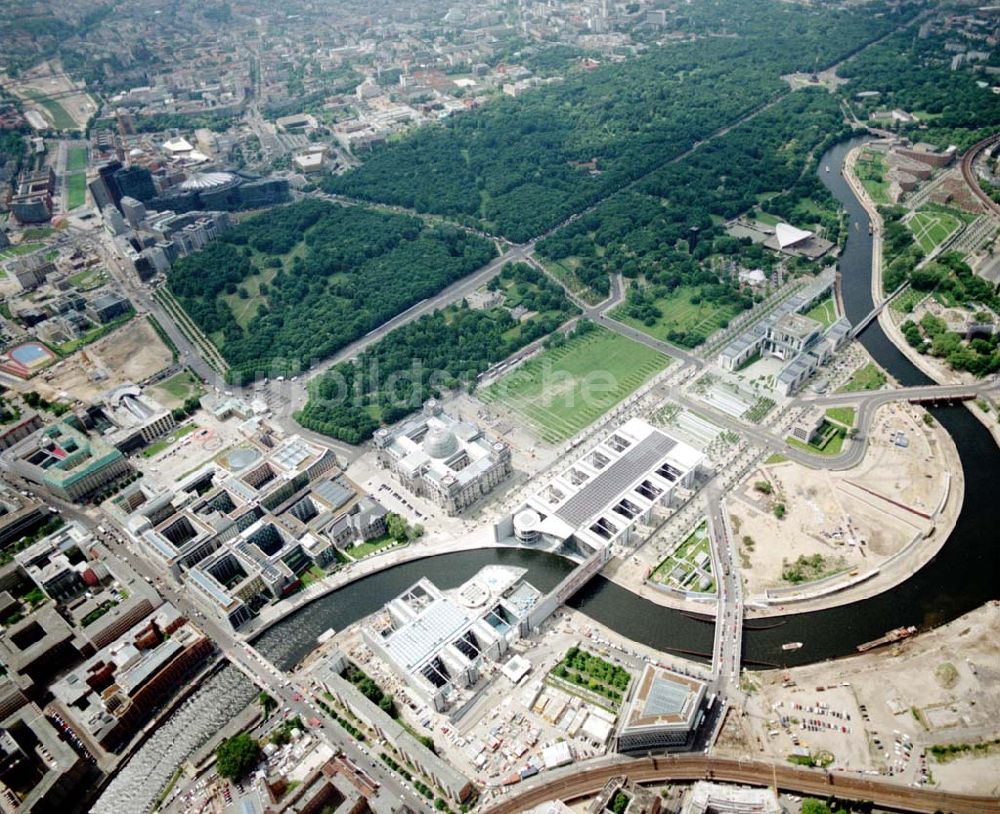 Luftbild Berlin / Tiergarten - Regierungsviertel am Spreebogen in Berlin - Tiergarten / Mitte mit dem Reichstag und Bundeskanzleramt und dem Büro- und Geschäftshaus Reinhardtstraße Nr