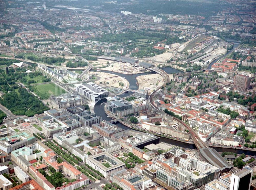 Luftbild Berlin / Tiergarten - Regierungsviertel am Spreebogen in Berlin - Tiergarten / Mitte mit dem Reichstag und Bundeskanzleramt und dem Büro- und Geschäftshaus Reinhardtstraße Nr