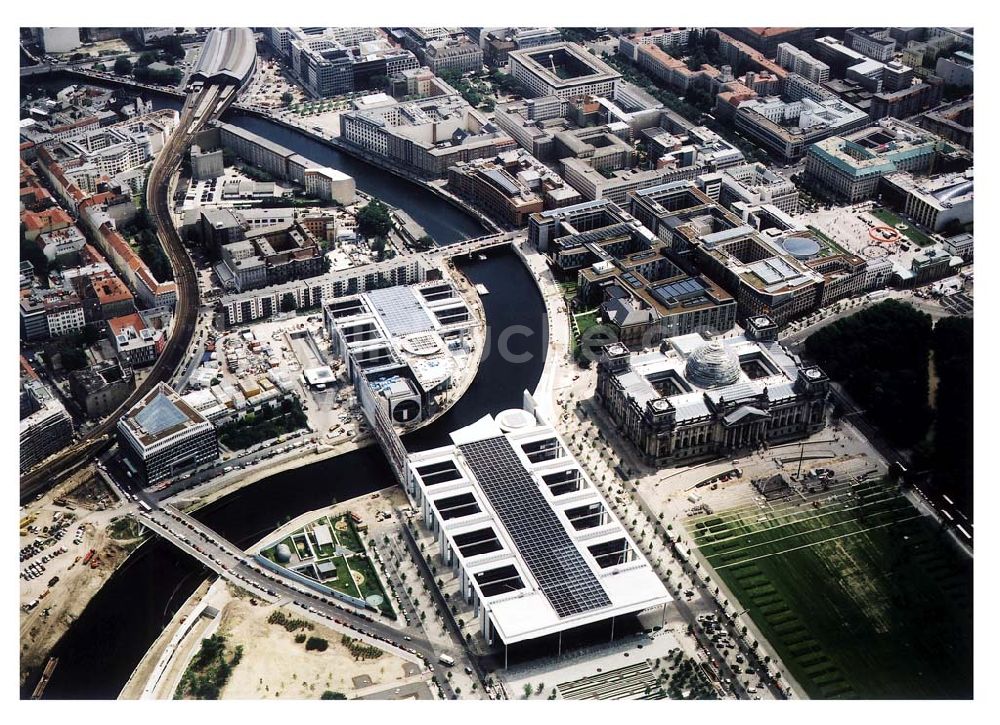 Luftaufnahme Berlin / Tiergarten - Regierungsviertel am Spreebogen in Berlin - Tiergarten / Mitte mit dem Reichstag und Bundeskanzleramt und dem Büro- und Geschäftshaus Reinhardtstraße Nr