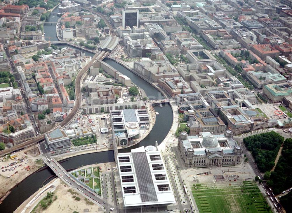 Berlin / Tiergarten von oben - Regierungsviertel am Spreebogen in Berlin - Tiergarten / Mitte mit dem Reichstag und Bundeskanzleramt und dem Büro- und Geschäftshaus Reinhardtstraße Nr