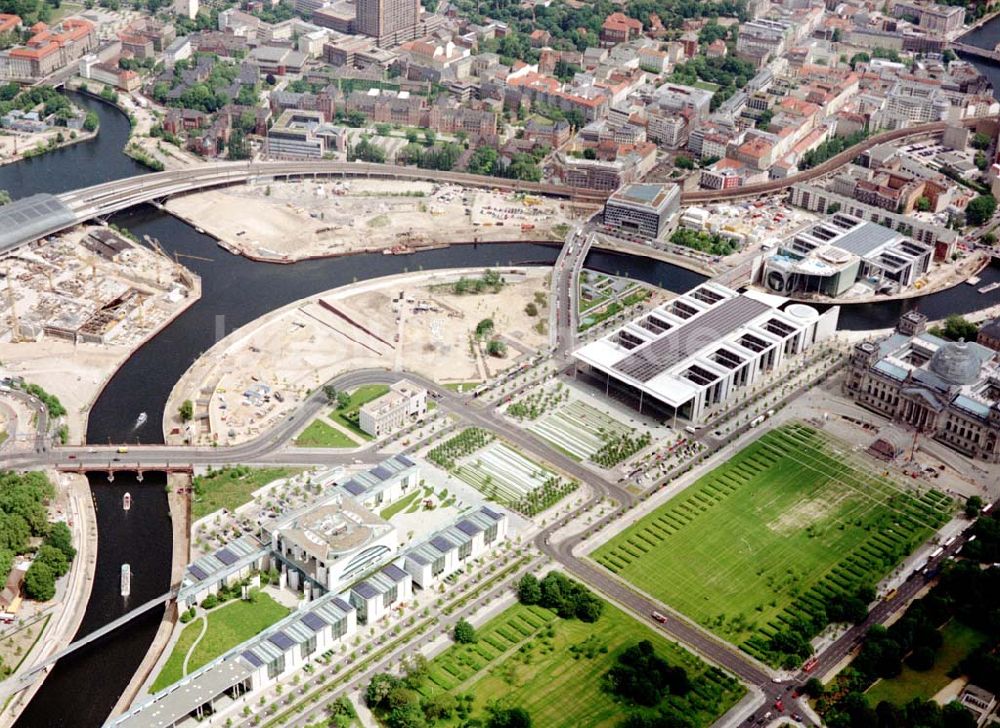 Berlin / Tiergarten aus der Vogelperspektive: Regierungsviertel am Spreebogen in Berlin - Tiergarten / Mitte mit dem Reichstag und Bundeskanzleramt und dem Büro- und Geschäftshaus Reinhardtstraße Nr