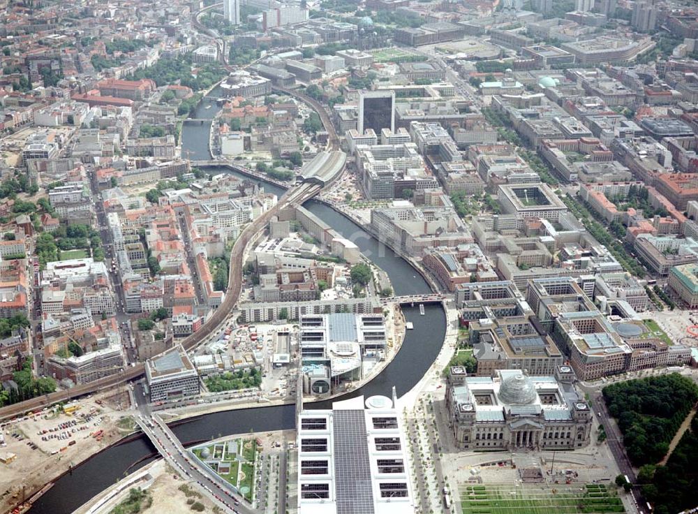 Luftbild Berlin / Tiergarten - Regierungsviertel am Spreebogen in Berlin - Tiergarten / Mitte mit dem Reichstag und Bundeskanzleramt und dem Büro- und Geschäftshaus Reinhardtstraße Nr