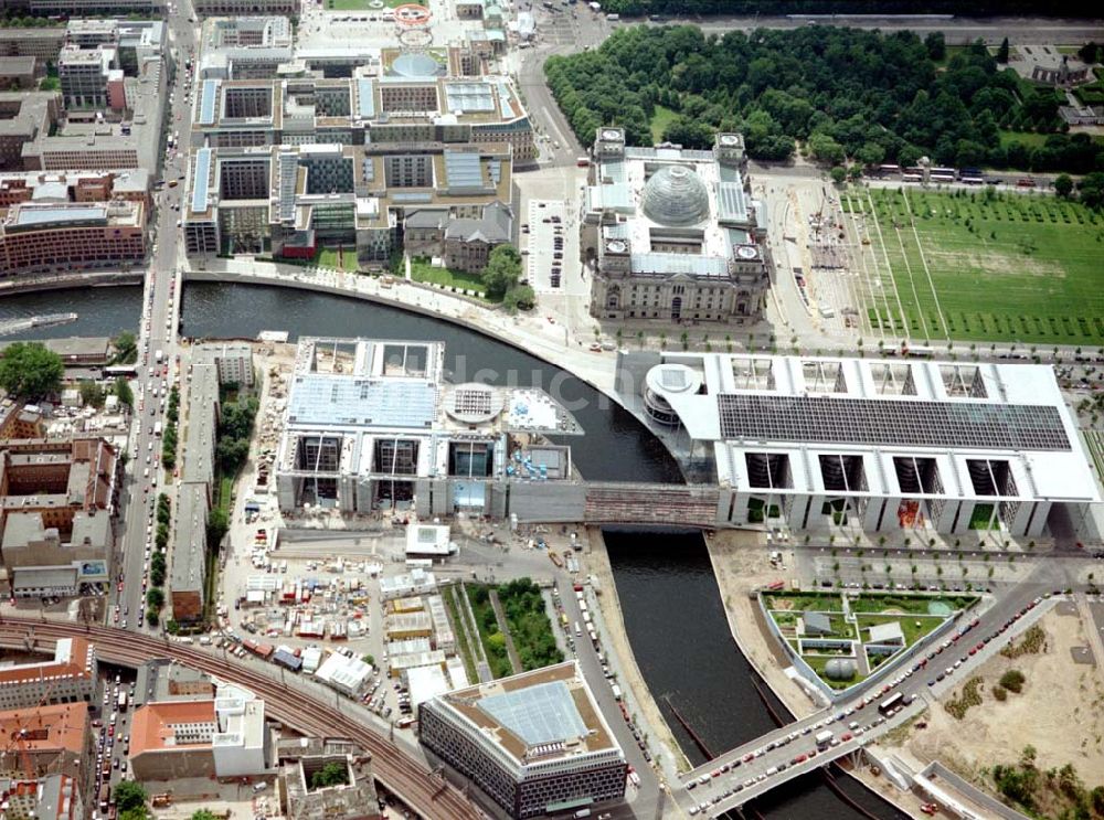 Berlin / Tiergarten von oben - Regierungsviertel am Spreebogen in Berlin - Tiergarten / Mitte mit dem Reichstag und Bundeskanzleramt und dem Büro- und Geschäftshaus Reinhardtstraße Nr