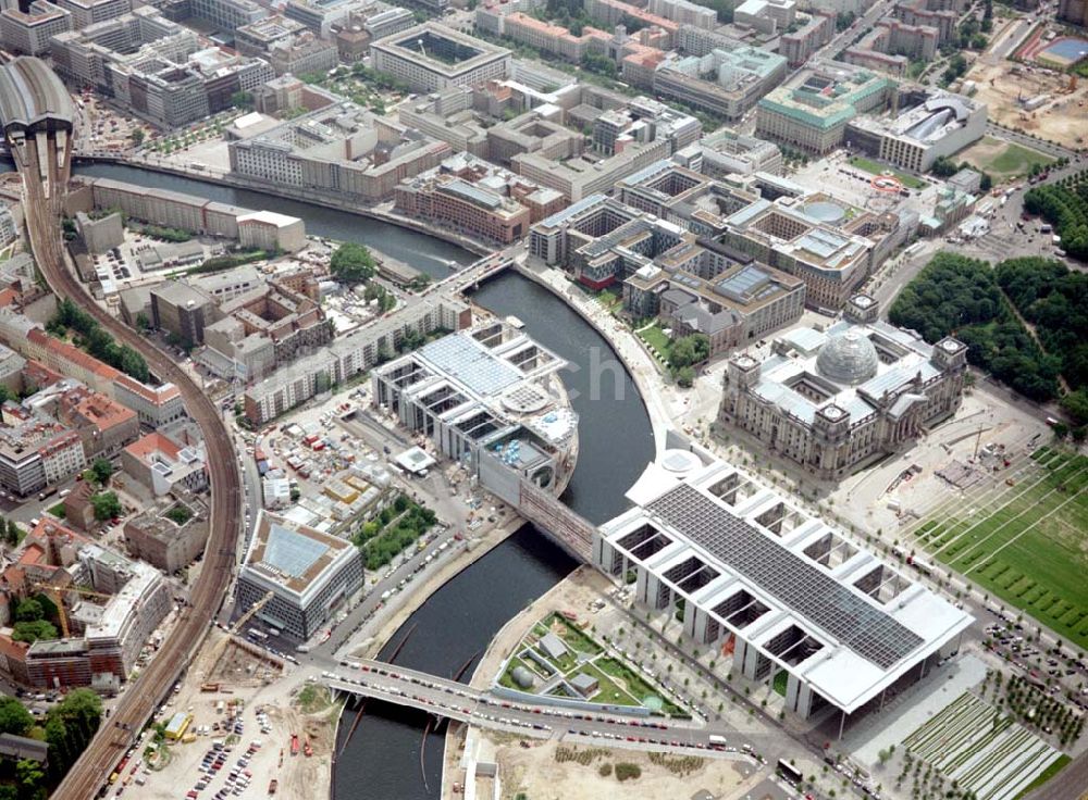 Berlin / Tiergarten aus der Vogelperspektive: Regierungsviertel am Spreebogen in Berlin - Tiergarten / Mitte mit dem Reichstag und Bundeskanzleramt und dem Büro- und Geschäftshaus Reinhardtstraße Nr