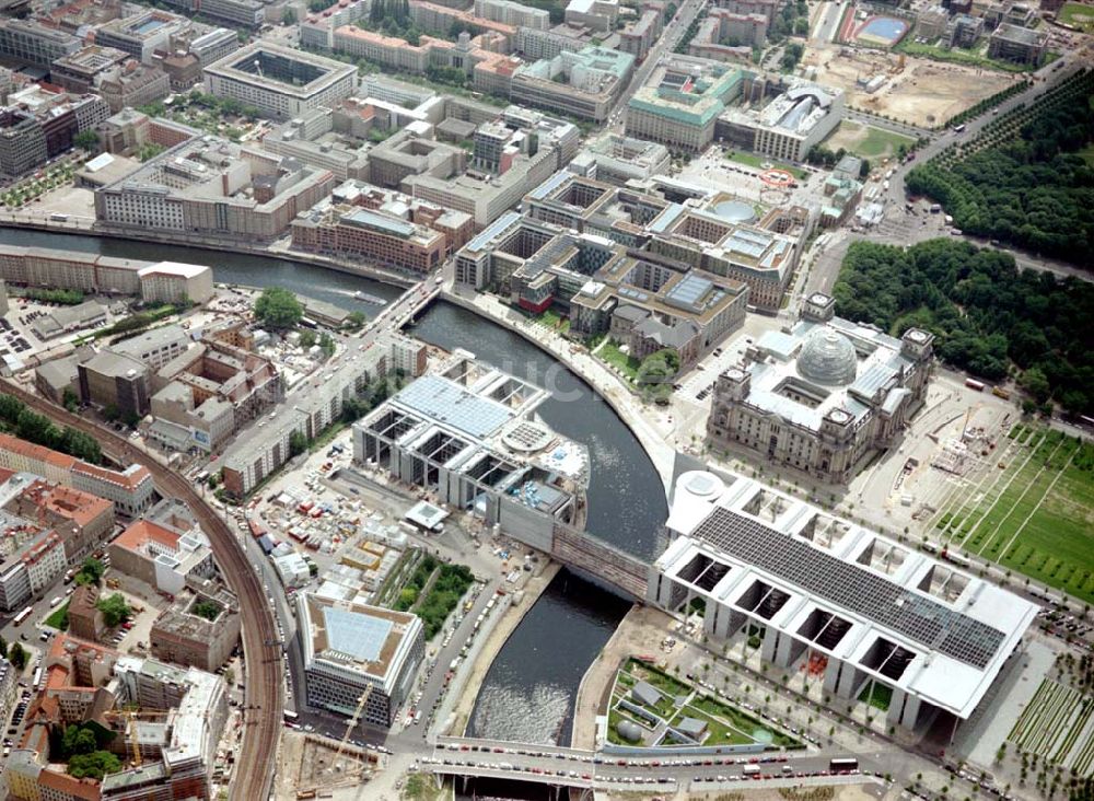 Luftbild Berlin / Tiergarten - Regierungsviertel am Spreebogen in Berlin - Tiergarten / Mitte mit dem Reichstag und Bundeskanzleramt und dem Büro- und Geschäftshaus Reinhardtstraße Nr