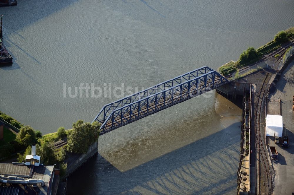 Hamburg von oben - Reginenortbrücke in Hamburg-Mitte / Veddel