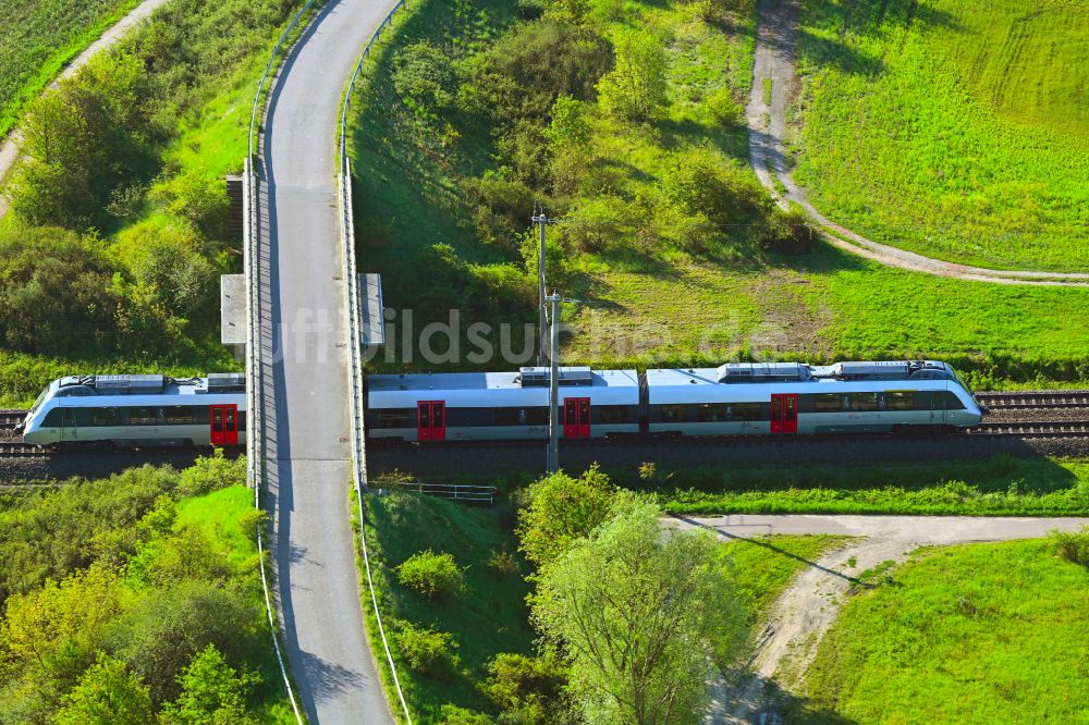 Kemberg von oben - Regionalzug und Personenzug der S-Bahn Mitteldeutschland in Fahrt in Kemberg im Bundesland Sachsen-Anhalt, Deutschland