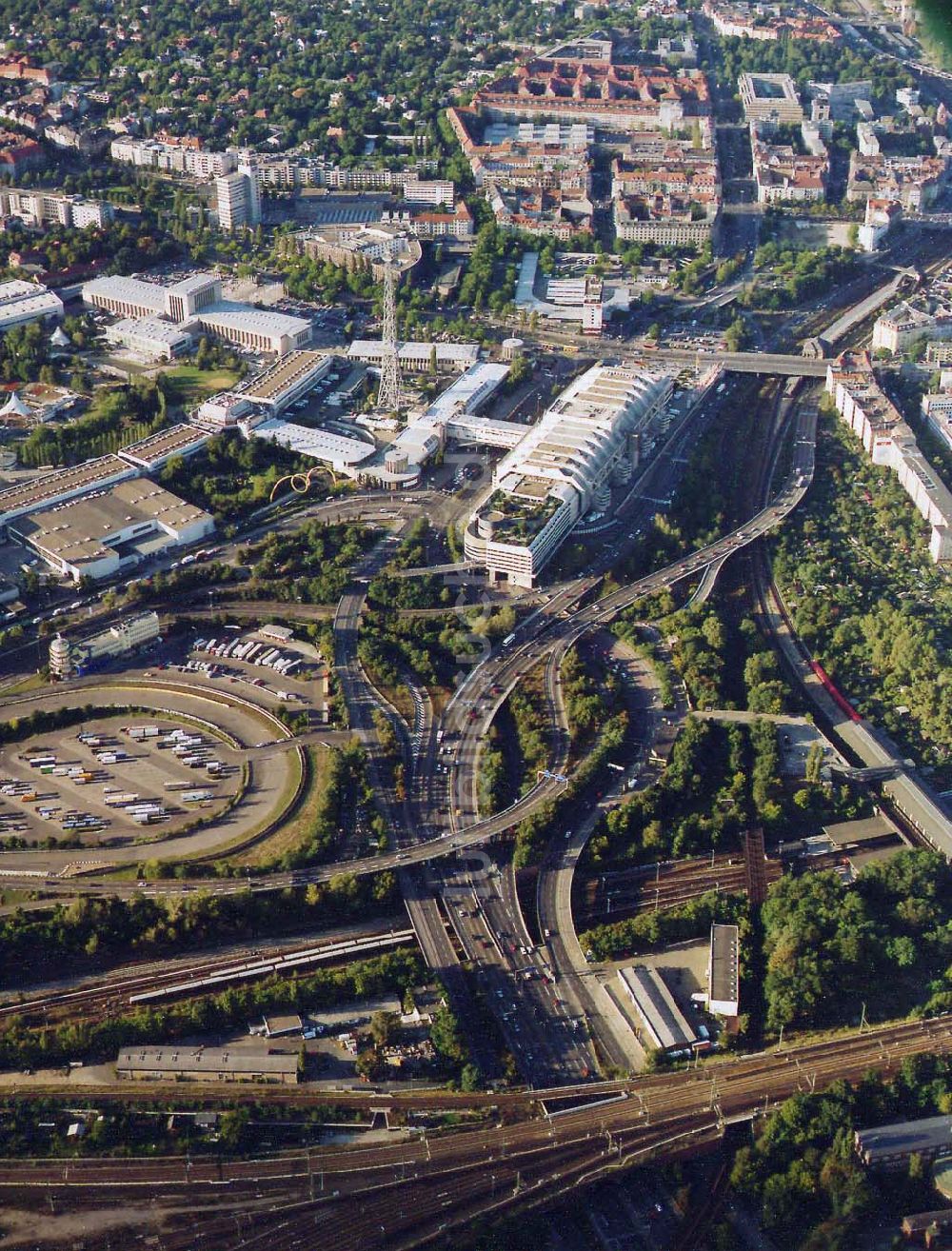 Luftbild Berlin - Charlottenburg - Rehaklinik in Dahlwitz - Hoppegarten (MEDIAN - Klinikverbund).10.04.1995