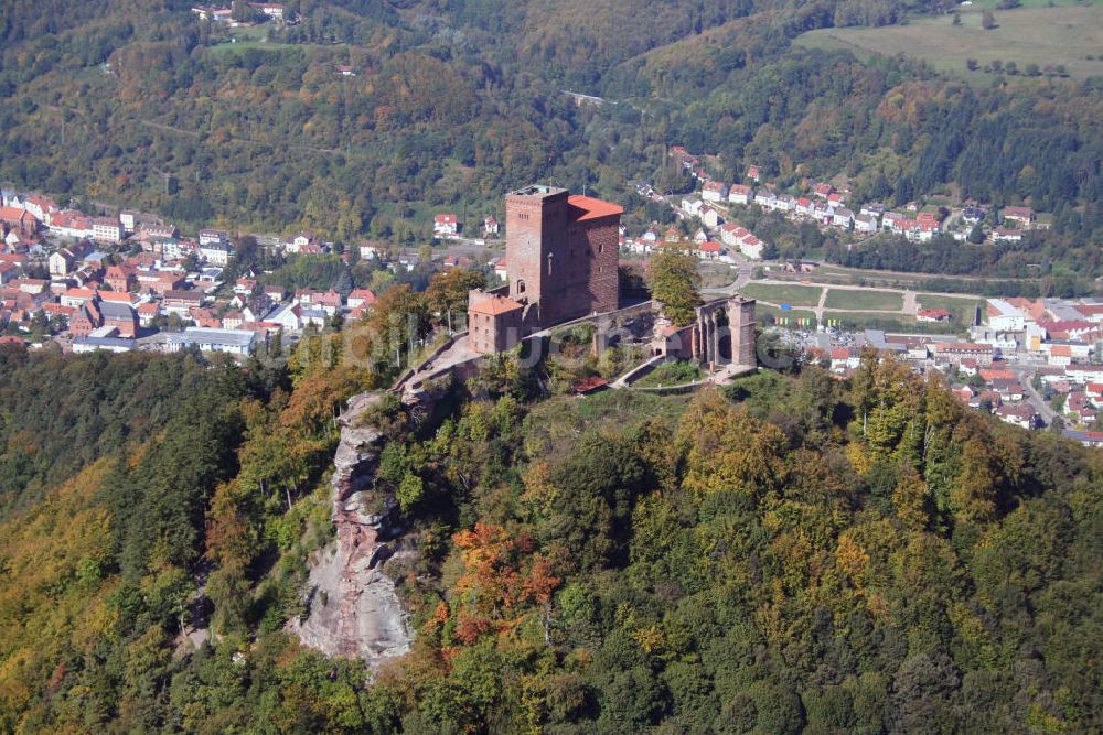 Pfälzerwald aus der Vogelperspektive: Reichsburg Trifels in Annweiler