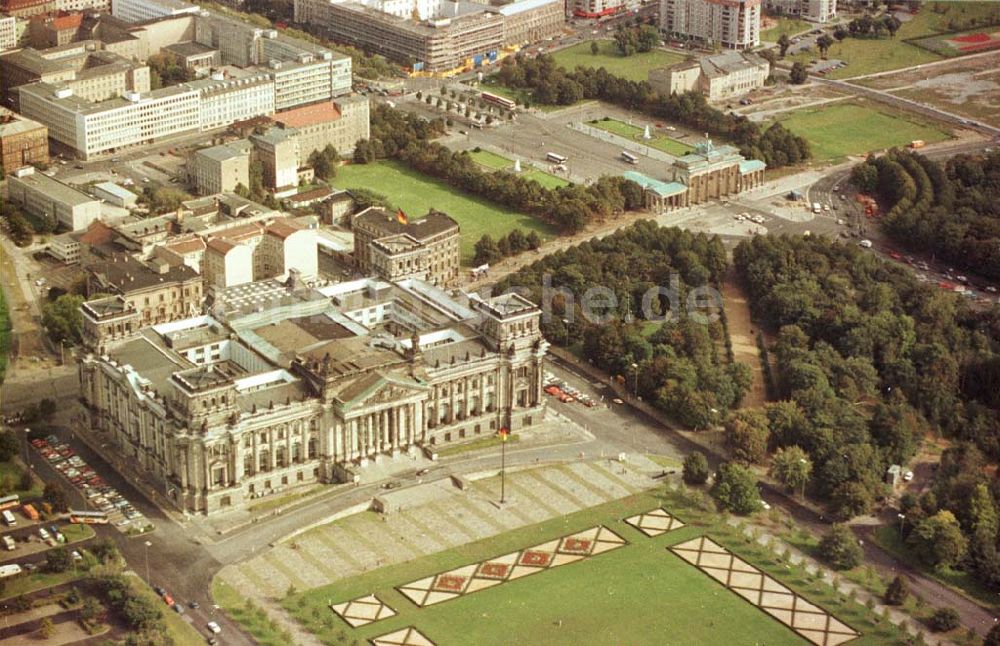 Luftbild Reichstag im Berliner Tiergarten - 05.09.1993 Reichstag im Berliner Tiergarten