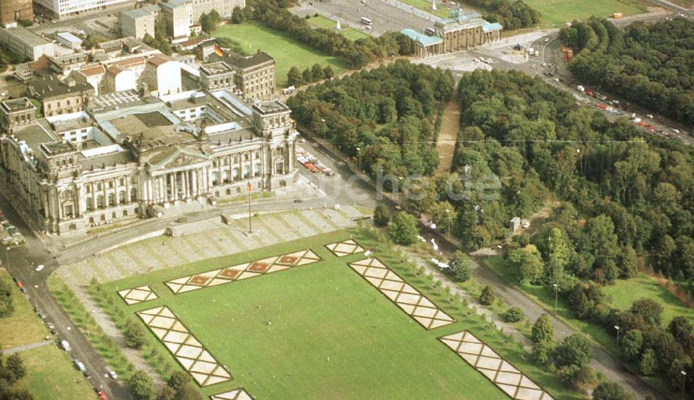 Luftaufnahme Reichstag im Berliner Tiergarten - 05.09.1993 Reichstag im Berliner Tiergarten