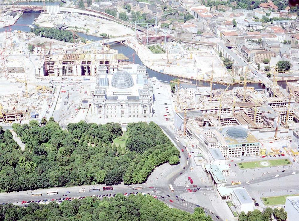 Berlin - Tiergarten von oben - Reichstag und Geschäftshausbau des Bundes am Brandenburger Tor in Berlin-Mitte.