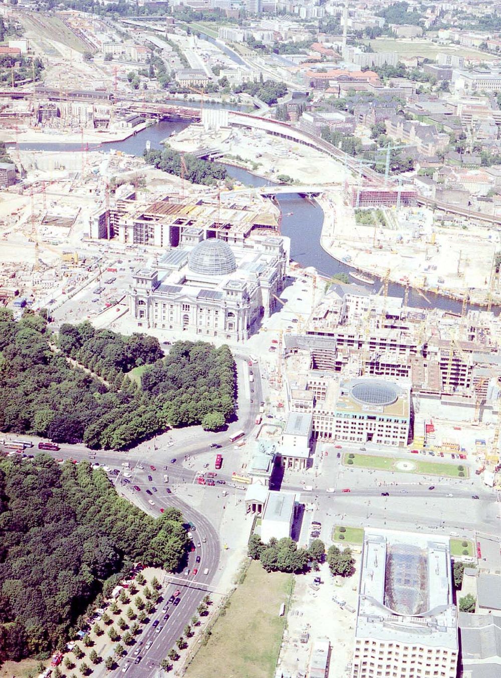 Berlin aus der Vogelperspektive: Reichstag und Geschäftshausbau des Bundes am Brandenburger Tor in Berlin-Mitte.