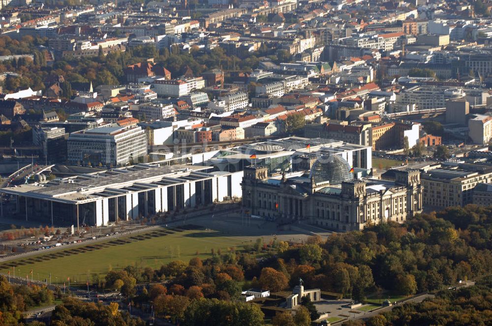 Berlin aus der Vogelperspektive: Reichstag, Paul- Löbe- Haus und Sowjetisches Ehrenmal