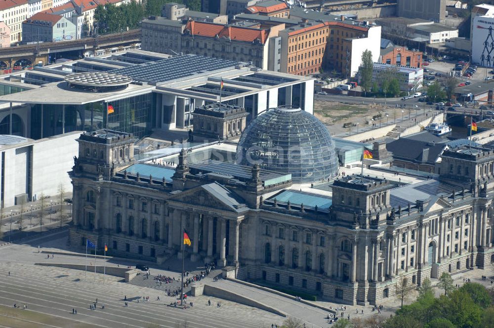 Berlin von oben - Reichstag im Regierungsviertel des Berliner Tiergarten