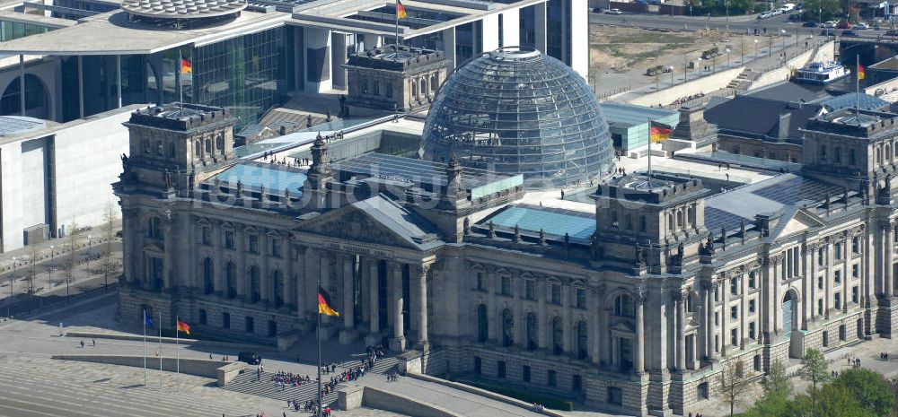 Berlin aus der Vogelperspektive: Reichstag im Regierungsviertel des Berliner Tiergarten