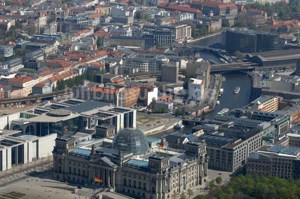 Luftbild Berlin - Reichstag im Regierungsviertel des Berliner Tiergarten